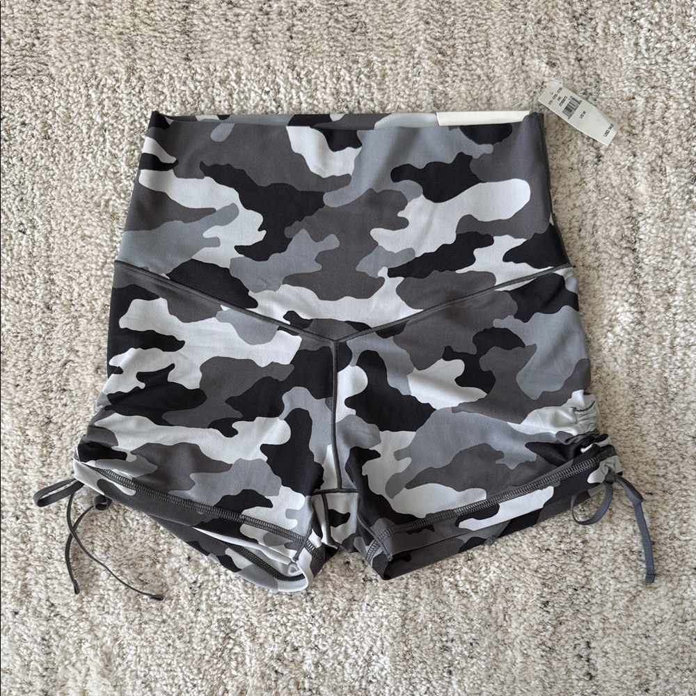 ⭐️SOLD⭐️ OFFLINE by Aerie Real Me Shortie Gray Camo Shorts Size Medium NWT